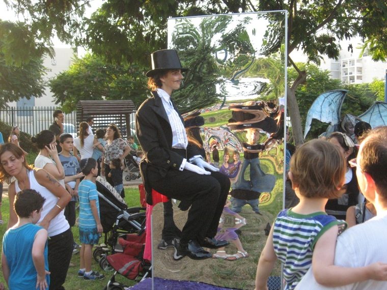 "חצי חצי" - מופע פסל חי